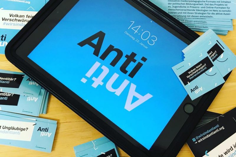 Ein iPad liegt zwischen verschiedenen AntiAnti-Stickern. Auf dem iPad erkennt man das AntiAnti-Logo.