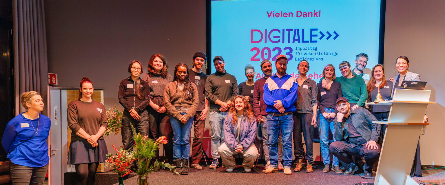 Das mediale pfade Team auf der Bühne bei der Abschlussveranstaltung der DIGITALEN2023