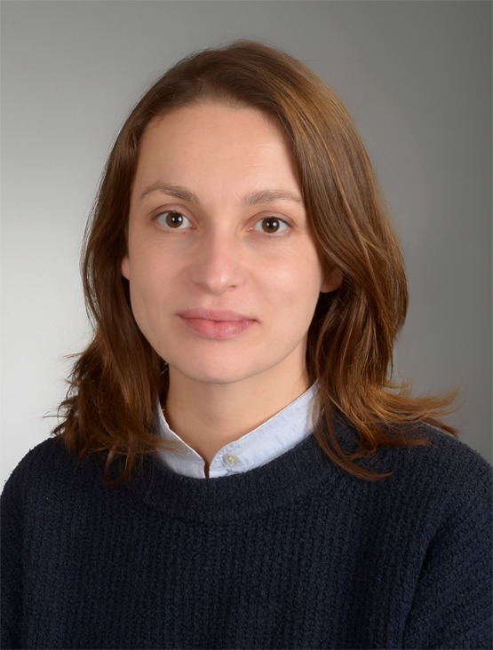 Frau mit braunen schulterlangen Haaren und braunen Augen im Portrait